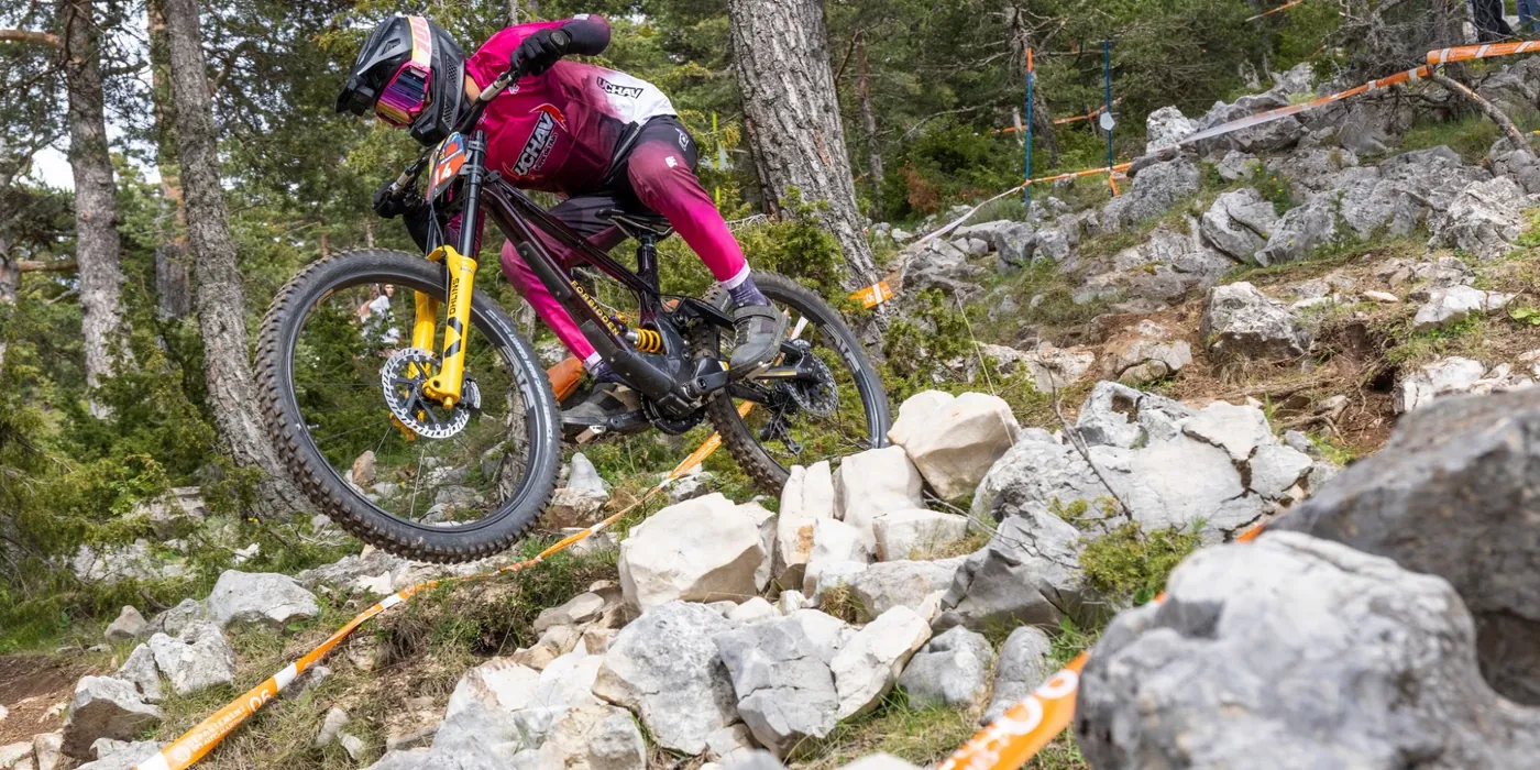 Victor Michaud en course dans une section rocheuse à La Molière