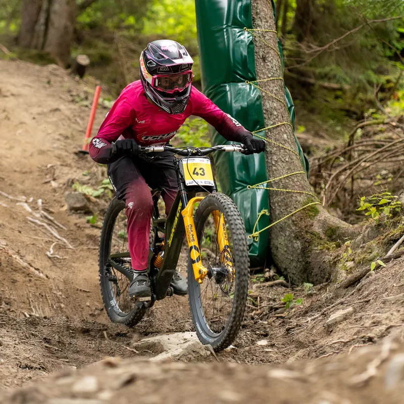 Victor Michaud en descente en forêt, Coupe de France à Châtel