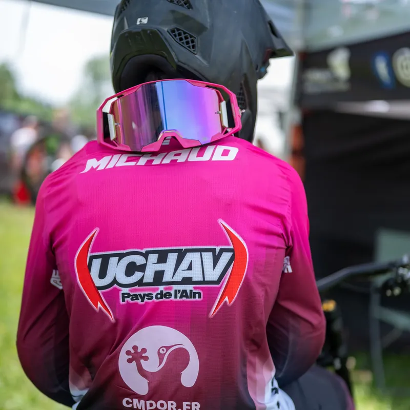 Maillot de course de Victor Michaud avec les logos de ses partenaires